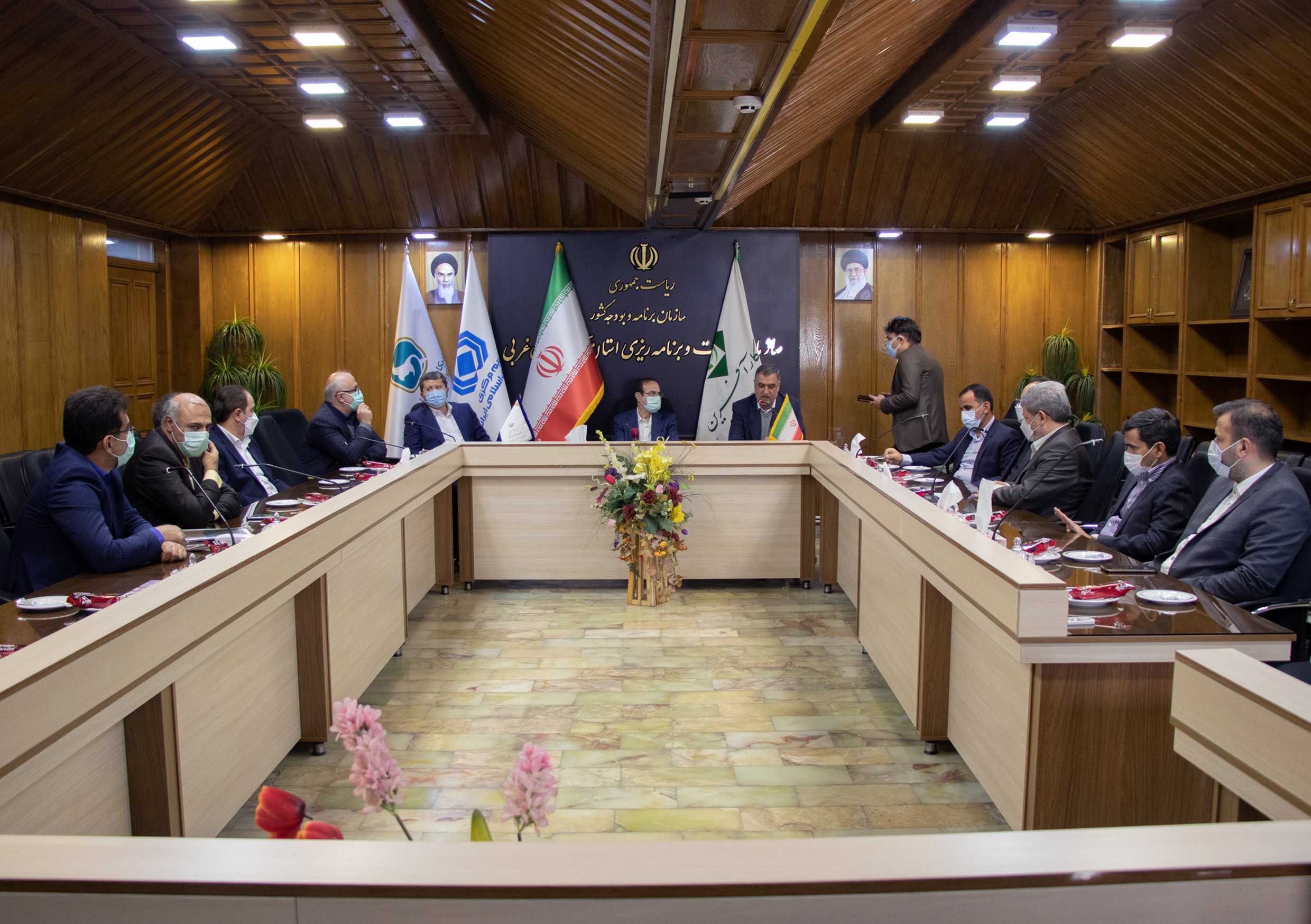 بازدید مدیران ارشد صنعت بیمه از شعبه بیمه کارآفرین در استان آذربایجان غربی و همایش برترین های شبکه فروش