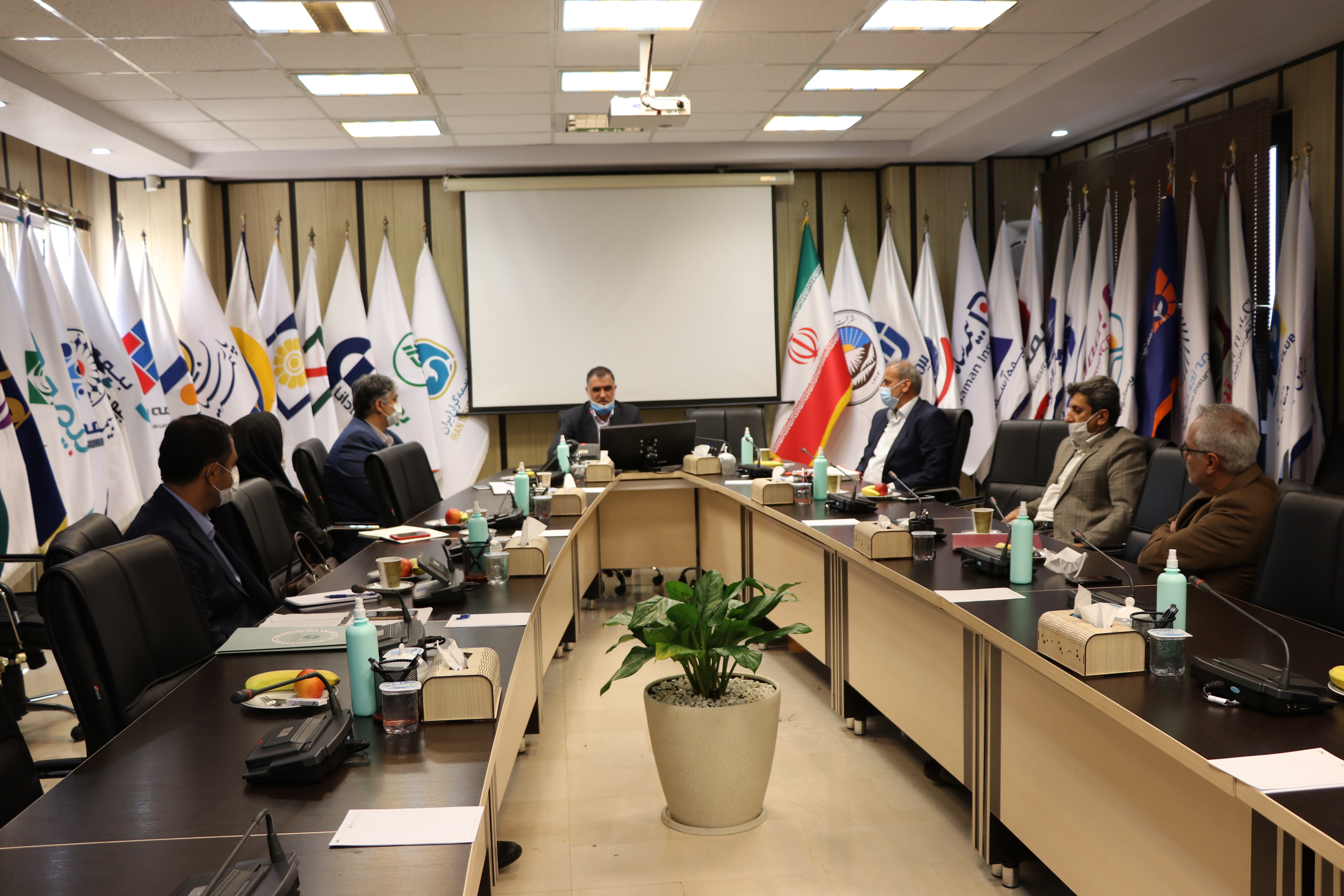دکتر کریمی: \r\n\r\nنمایندگان سندیکا در شوراهای حل اختلاف مالیاتی از ضررهای هنگفت صنعت بیمه جلوگیری کردند